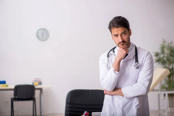 Jovem médico do sexo masculino trabalhando na clínica — Fotografia de Stock