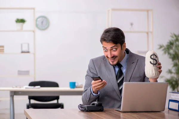 Joven trabajador masculino en concepto de remuneración —  Fotos de Stock