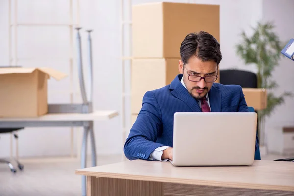 Jeune employé masculin dans le concept de réinstallation — Photo