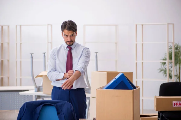 Young male employee in relocation concept — Stock Photo, Image