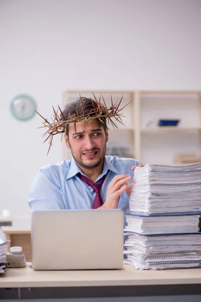 Jovem masculino empregado vestindo espinhosa grinalda na cabeça — Fotografia de Stock