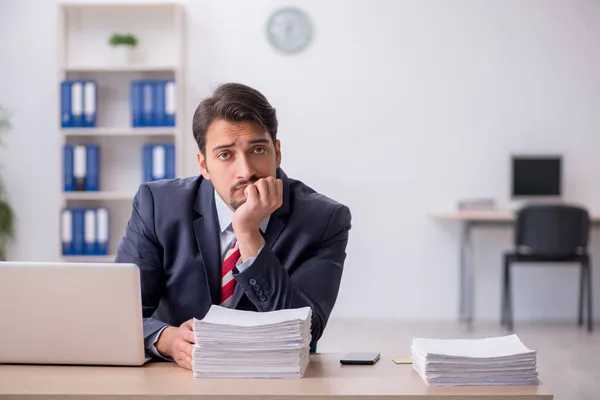 Jovem trabalhador masculino sentado no local de trabalho — Fotografia de Stock