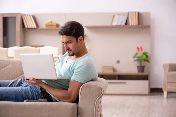 Jovem freelancer masculino trabalhando em casa — Fotografia de Stock