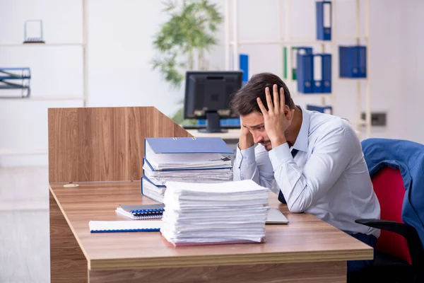 Jeune homme d'affaires employé travaillant dans le bureau — Photo