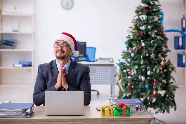 Genç erkek çalışan Noel 'i işyerinde kutluyor — Stok fotoğraf