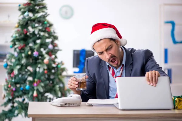 職場でクリスマスを祝う若い男性従業員 — ストック写真