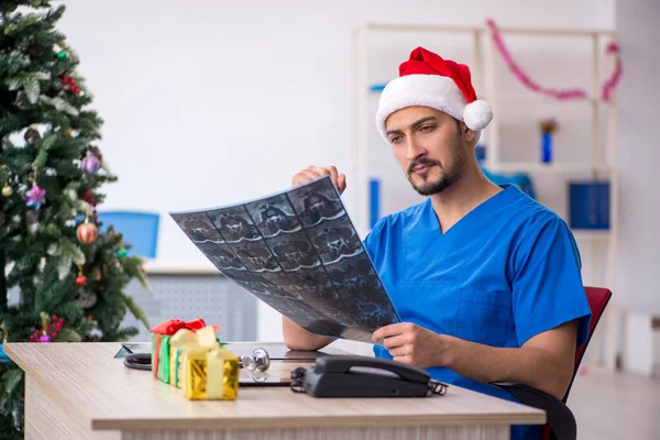 Νεαρός γιατρός γιορτάζει τα Χριστούγεννα στο νοσοκομείο — Φωτογραφία Αρχείου