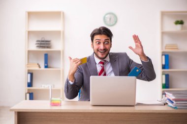 Ecommerce konseptinde genç işadamı