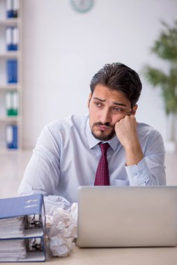 Reddedilmiş fikirler konseptinde genç bir erkek çalışan