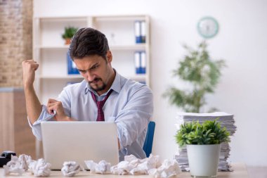 Reddedilmiş fikirler konseptinde genç bir erkek çalışan