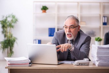 İş yerinde çalışan yaşlı bir erkek işçi.