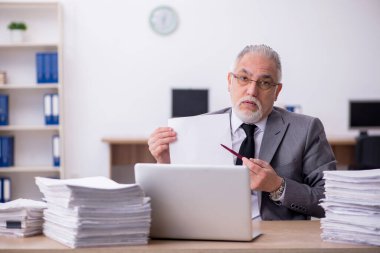 Eski erkek çalışanım ve ofiste çok işim var.