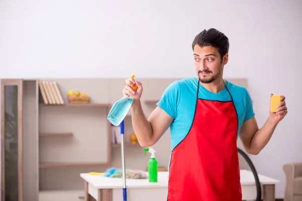 Jonge mannelijke aannemer schoonmaken van het huis — Stockfoto