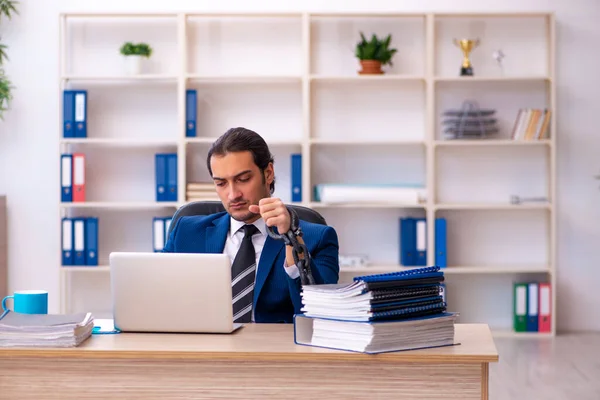 Zincirli erkek çalışanlar, Ofis 'te aşırı çalışmaktan memnun değiller. — Stok fotoğraf