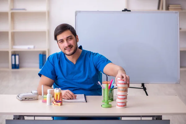 Junger männlicher Zahnarzt-Dozent vor Whiteboard — Stockfoto