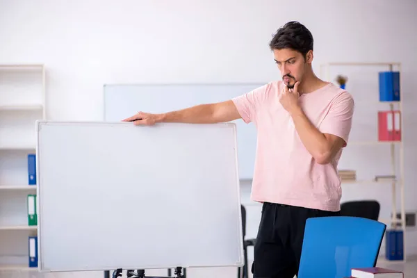 Junge männliche Lehrer während der Pandemie im Klassenzimmer — Stockfoto