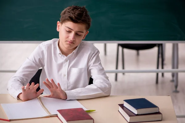 Pojken sitter i klassen — Stockfoto