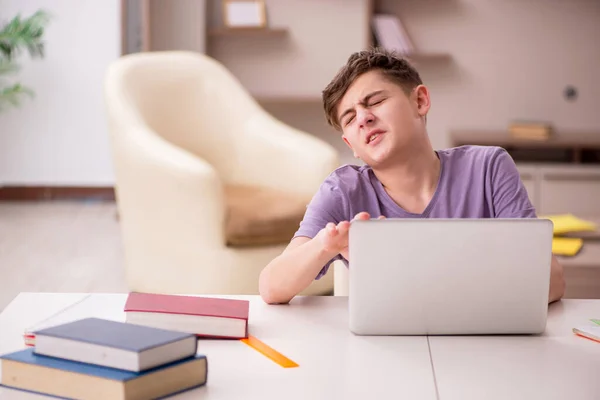 Écolier se préparant pour les examens à la maison — Photo