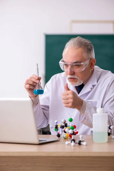 Viejo profesor químico en el aula —  Fotos de Stock