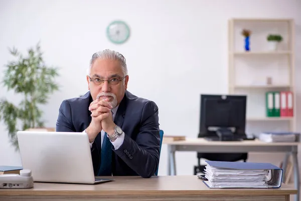 Ancien employé masculin travaillant dans le bureau — Photo