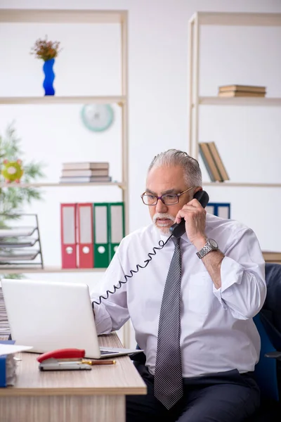 Ancien employé masculin et trop de travail au bureau — Photo