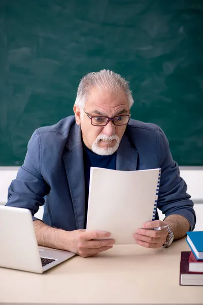 Oude mannelijke leraar in de klas — Stockfoto