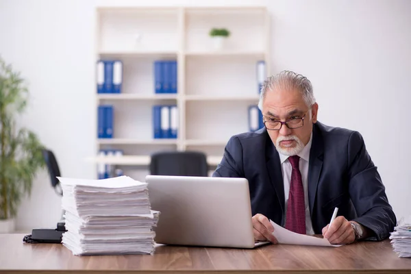 Viejo empleado y demasiado trabajo en la oficina — Foto de Stock