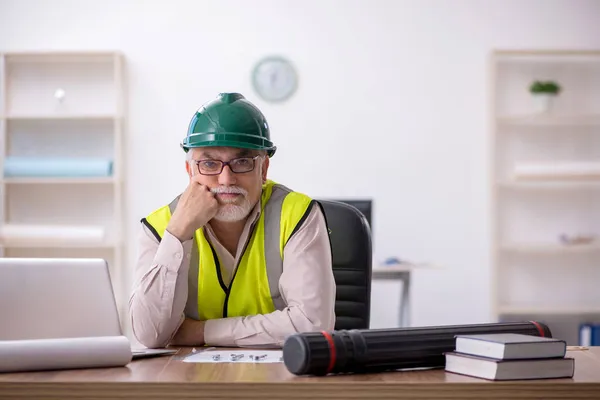 Alt männlich architekt arbeit im büro — Stockfoto