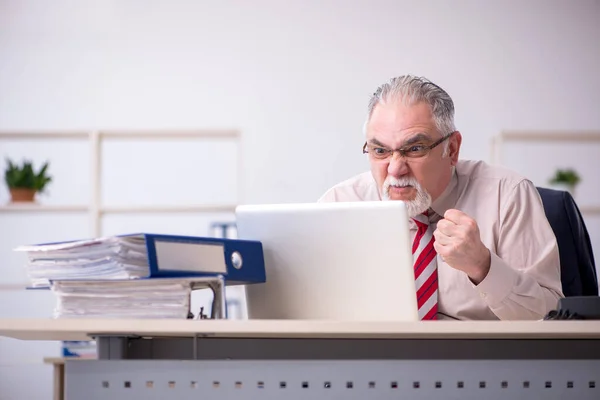 A munkahelyen ülő idős férfi alkalmazott — Stock Fotó