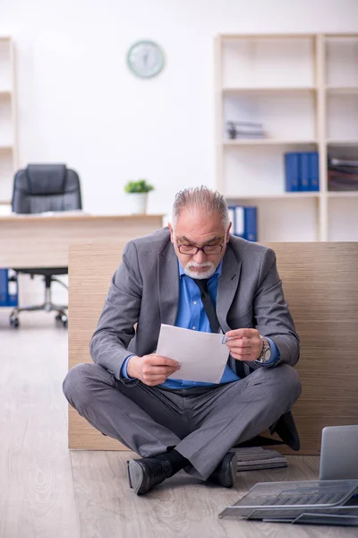 Viejo empleado descontento con el exceso de trabajo en la oficina —  Fotos de Stock