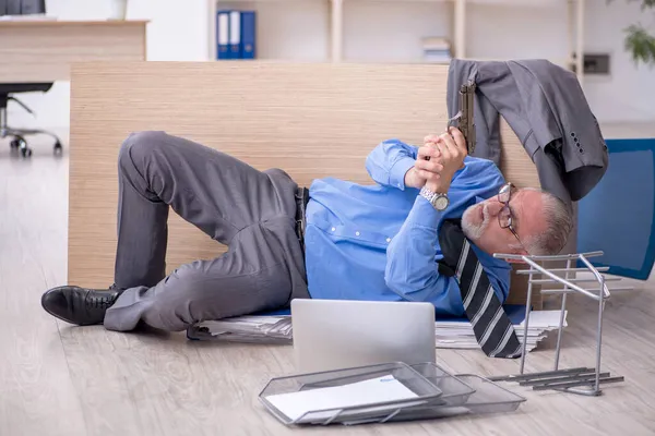 Desperate old male employee committing suicide in the office — Stock Photo, Image