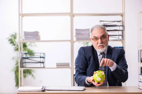 Viejo empleado en concepto de jubilación —  Fotos de Stock