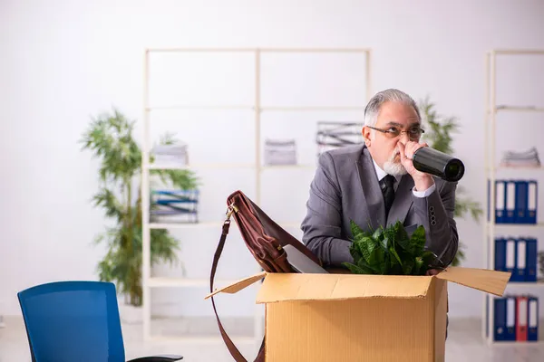 Old alcohol addicted male employee in dismissal concept — Stock Photo, Image
