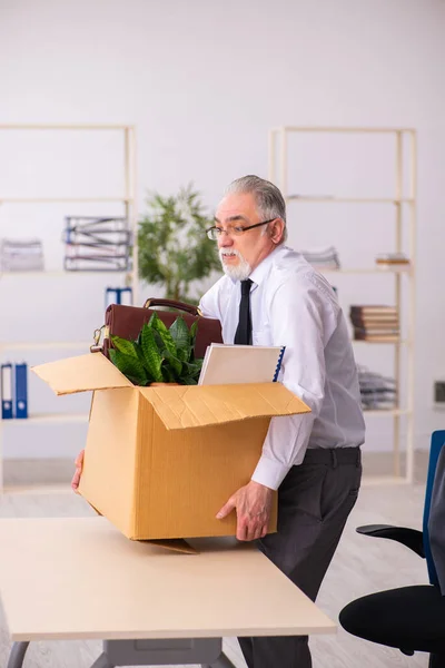 Velho empregado masculino em conceito de demissão — Fotografia de Stock