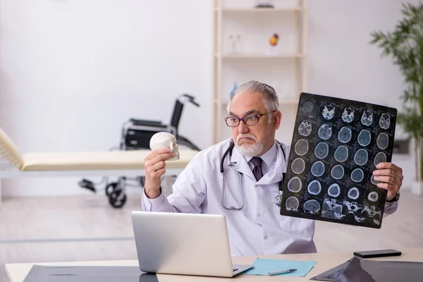 Old male doctor radiologist working at the hospital — Stock Photo, Image