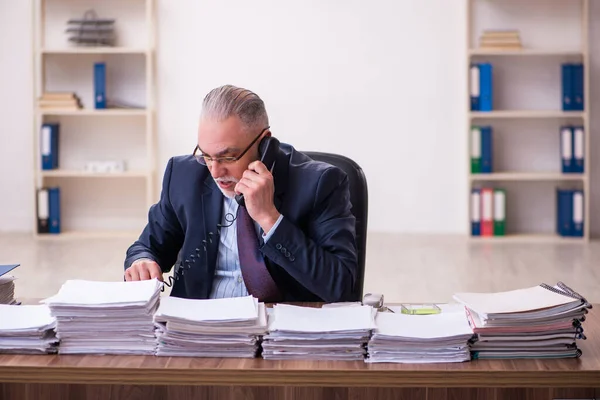 Gammal affärsman anställd missnöjd med överdrivet arbete på kontoret — Stockfoto