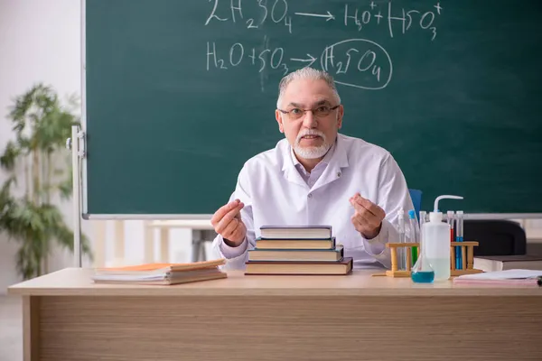 Παλιά αρσενική χημικός δάσκαλος στην τάξη — Φωτογραφία Αρχείου