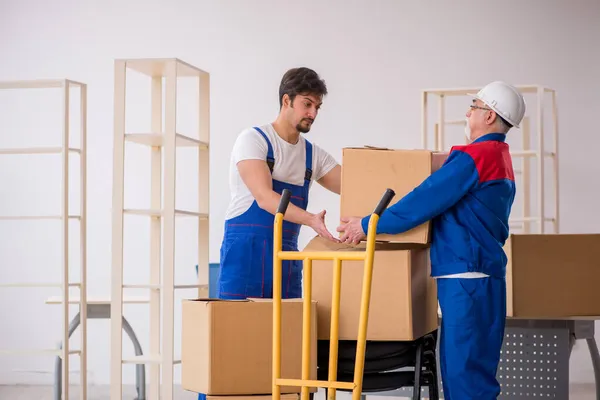 Two male professional movers doing home relocation — Stock Photo, Image