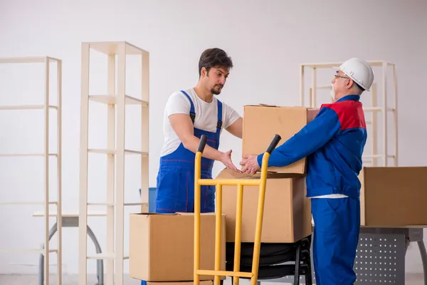 Dois homens profissionais que mudam de casa — Fotografia de Stock