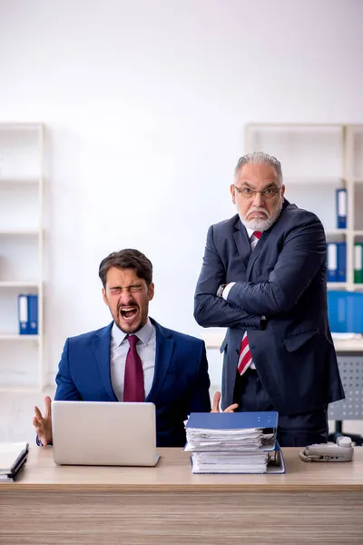 Δύο άνδρες συνάδελφοι που εργάζονται στο γραφείο — Φωτογραφία Αρχείου