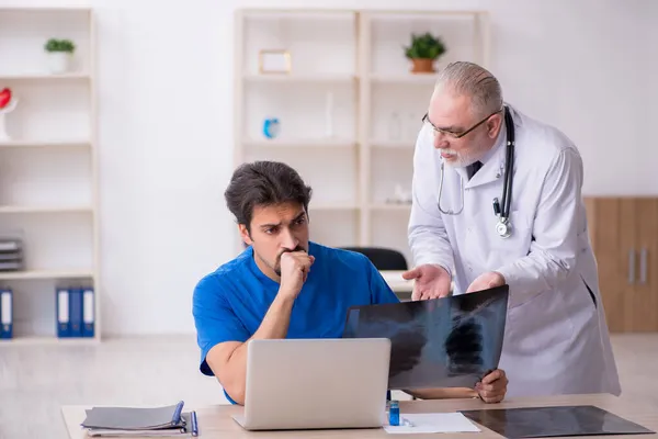 Deux médecins masculins travaillant à la clinique — Photo