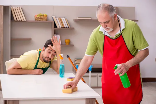 Deux entrepreneurs masculins nettoient la maison — Photo