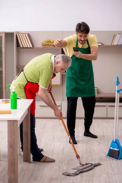 İki erkek müteahhit evi temizliyor. — Stok fotoğraf