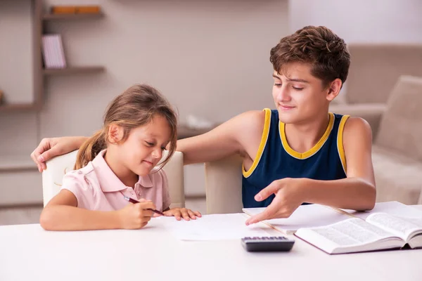 Okul çocuğu ve küçük kız kardeşi salgın sırasında evde kalıyorlar. — Stok fotoğraf