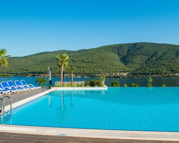 Bella piscina all'aperto nella luminosa giornata estiva — Foto Stock