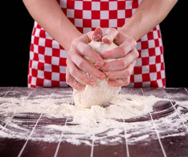Cook przygotowanie ciasta do pieczenia w kuchni — Zdjęcie stockowe