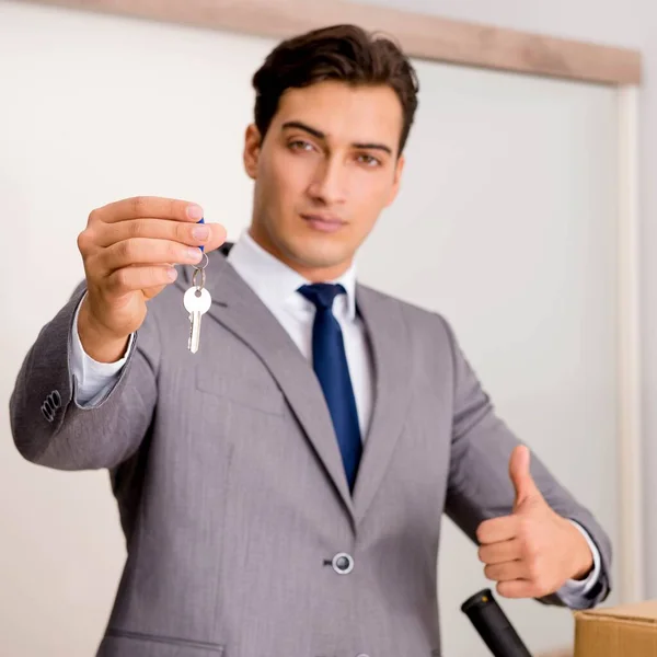 Agente imobiliário com chave de casa nova — Fotografia de Stock