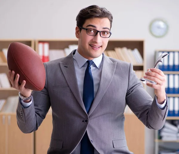 Empresario con fútbol americano en la oficina —  Fotos de Stock