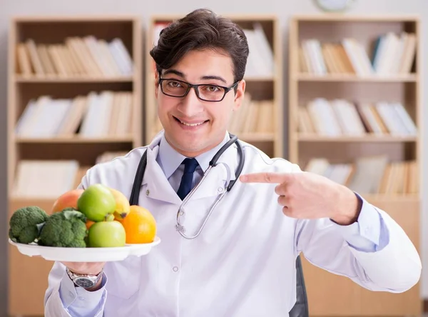 Médico en concepto de dieta con frutas y verduras — Foto de Stock