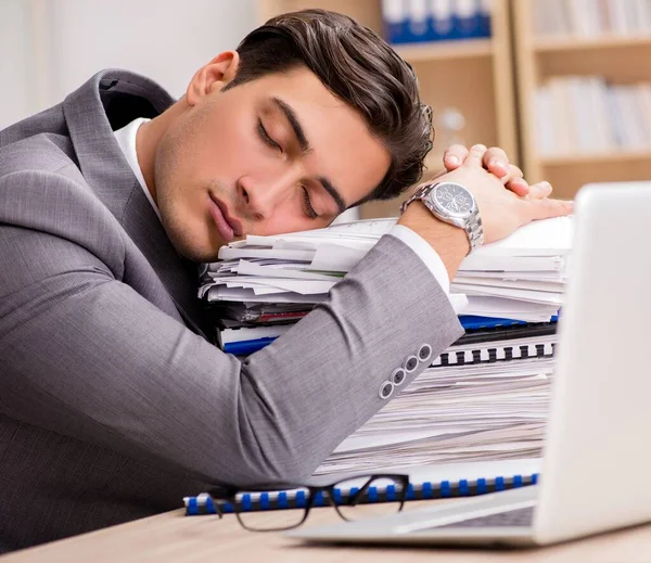 Empresario cansado sentado en la oficina — Foto de Stock